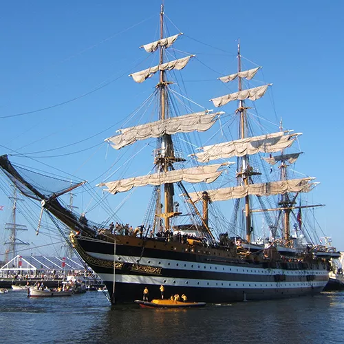 Buque Escuela Amerigo Vespucci, ©RonaldW, Wikimedia Commons