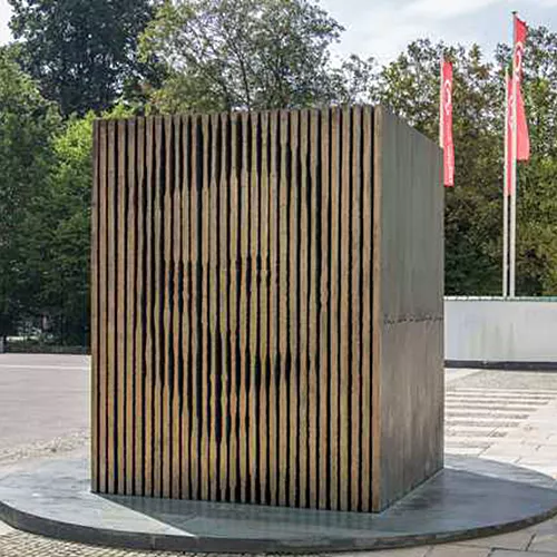 Escultura de Ivan Cankar creada por el escultor Slavko Tihec, ©vanderkrogt.net