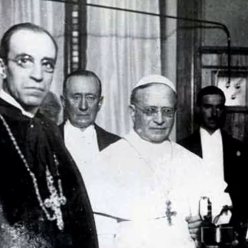 Guglielmo Marconi en la inauguración de la Radio Vaticana, junto al Papa Pío XI y el Cardenal Pacelli (futuro Papa Pío XII), en 1931, Wikimedia Commons
